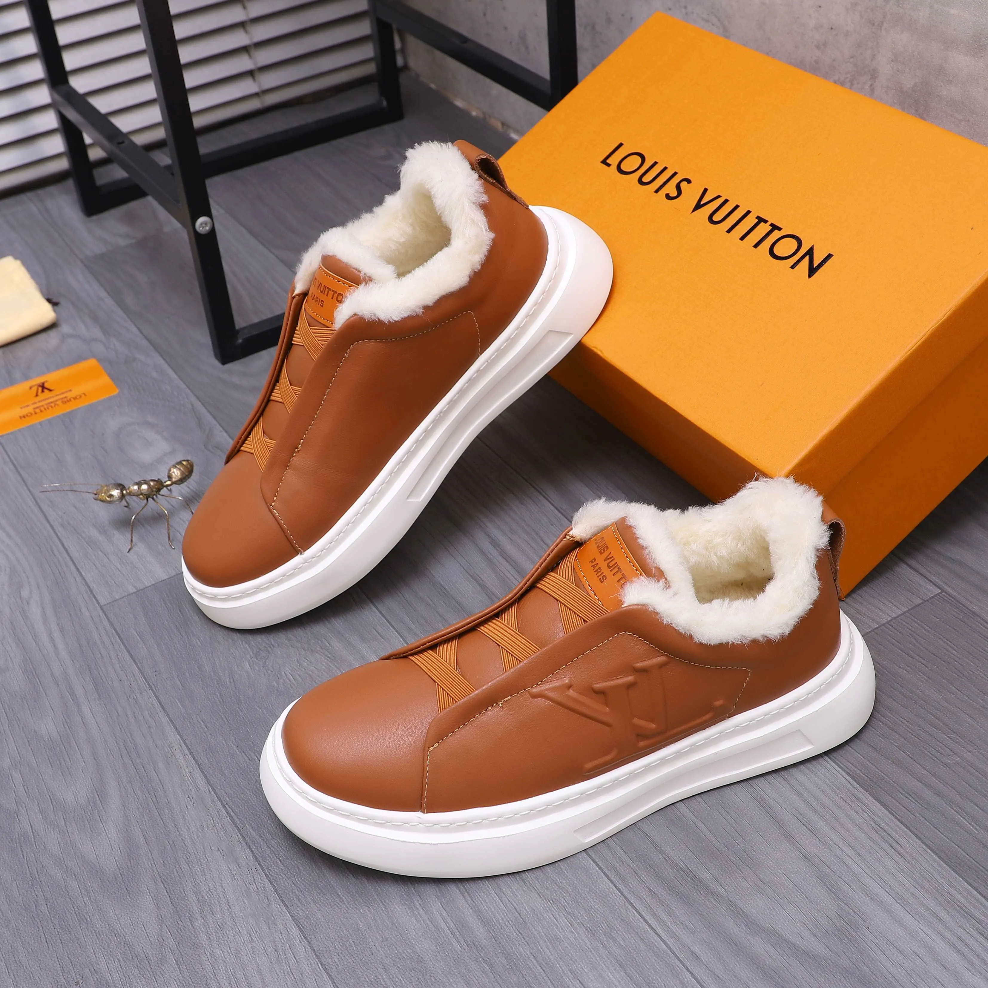 Men's shoes 💰p500 Product trademark: LV "Louis Vuitton Winter warm casual men's shoes Regular size: 38-44 Product materials: Selected high-quality cowhide upper, plush lining, rubber outsole